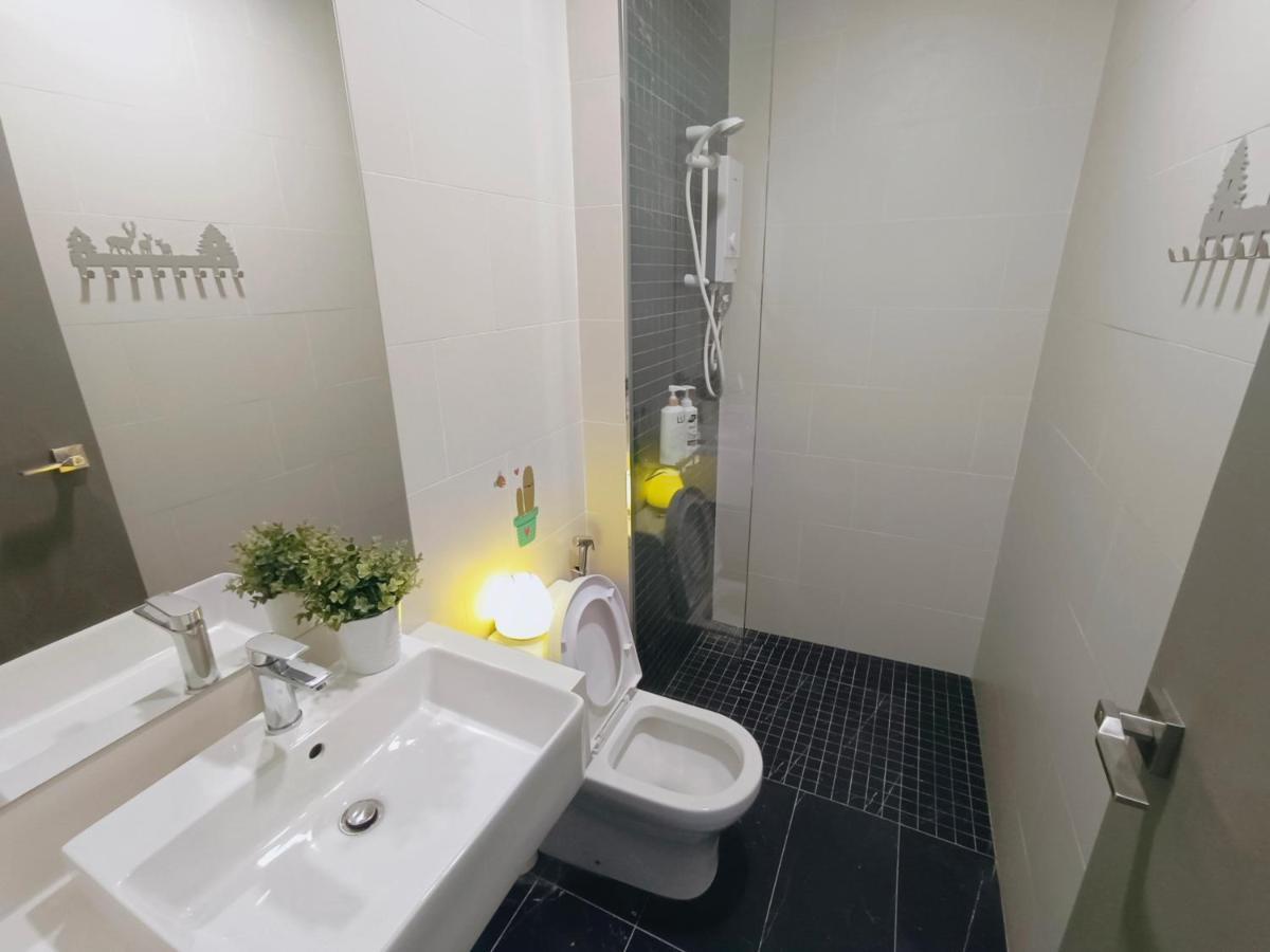Rooftop Pool, Up To 8 Pax, 2 Bedrooms, 2 Bathrooms, 2 Car Parks By Star Pangsapuri Georgetown